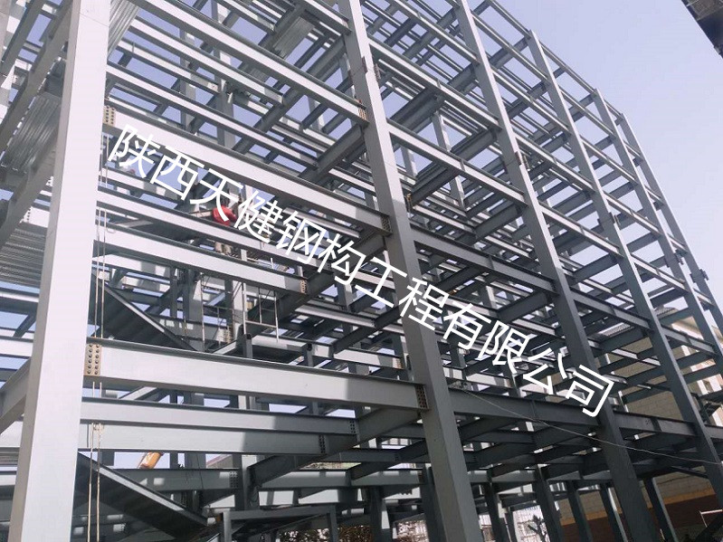 致力于钢结构楼房,厂房,冷库的规划,设计与详图深化等业务;工程公司则